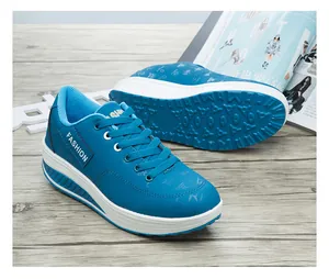 Primer plano de zapatillas rocker azules con plataforma para mujer con suela blanca