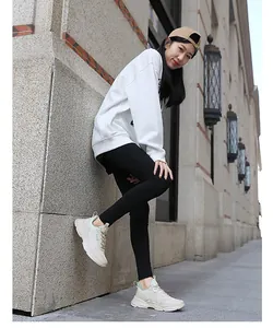 Dettaglio vista stradale lifestyle di sneakers beige in mesh traspirante con suola spessa