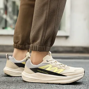 Chaussures de course légères crème avec bout large et tissu en maille respirant