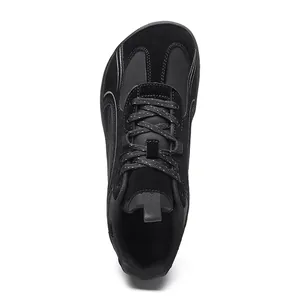 Vista superior de zapatillas negras para pies descalzos con puntera ancha de cuero