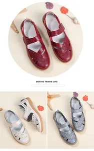Detailansicht der bequemen Leder-Sandalen für Damen in Rot, Beige und Grau mit Cut-outs.