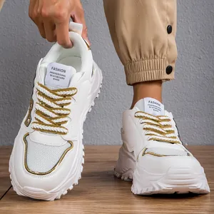 Dettaglio delle sneakers bianche chunky da uomo con mesh traspirante e accenti dorati.