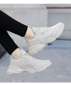 Vista dettagliata delle sneakers traspiranti in mesh panna con comoda suola platform.