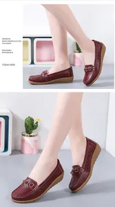 Gedetailleerde weergave van bordeauxrode geperforeerde loafers voor dames met sleehak