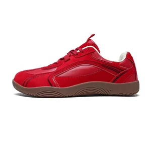 Vista lateral detallada de zapatos casuales rojos descalzos con punta ancha y suela