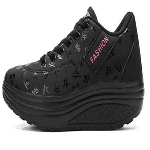 Vista lateral de zapatillas de plataforma negras para mujer con estampados de moda