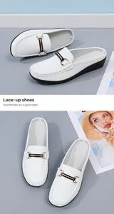 Elegante weiße Kunstleder-Loafer-Mules mit dekorativer goldener Schnalle für Damen