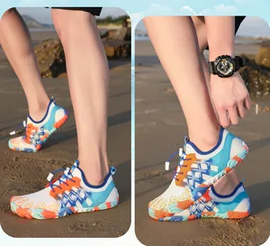 Vista dettagliata di scarpe da scoglio unisex colorate per spiaggia e nuoto