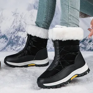 Stivali da neve neri impermeabili da donna con pelliccia bianca e suola antiscivolo.