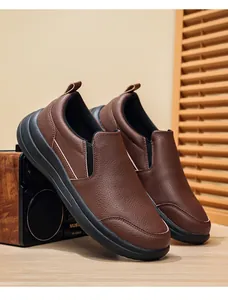 Detailansicht der braunen Herren-Slipper aus genarbtem Leder mit dicker schwarzer Sohle.