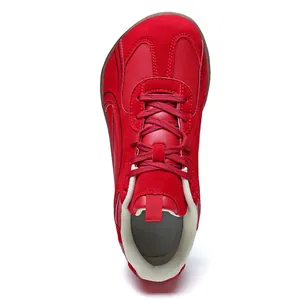 Vista superior de zapatillas rojas de cuero para pies descalzos con puntera ancha y suela