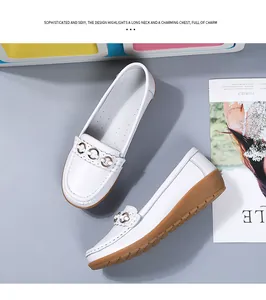 Gedetailleerd vooraanzicht van witte lederen loafers voor dames met bruine zolen