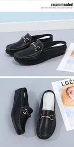 Detailansicht schwarzer Keilschuhe für Damen mit Metallschnalle und weicher Lederoptik