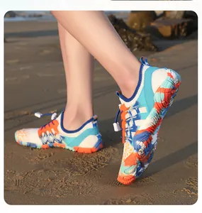 Foto d'azione di scarpe da scoglio colorate ad asciugatura rapida sulla spiaggia