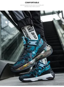 Detailansicht von gedämpften Basketballschuhen mit Camouflage-Muster und dicker Sohle