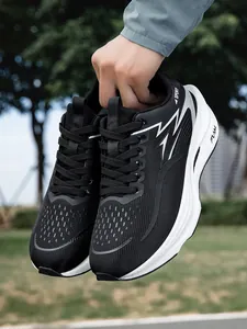 Detailaufnahme von leichten schwarzen Carbon-Laufschuhen mit stoßdämpfender Laufsohle