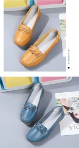 Gedetailleerde weergave van comfortabele damesloafers in geel en blauw met metalen gespen.