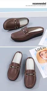 Detailansicht brauner Leder-Loafer-Pantoletten mit Zierschnalle und schwarzem Keilabsatz