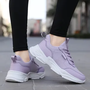 Sneakers platform da donna in mesh viola traspirante con design sportivo stringato