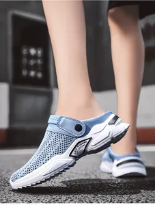 Vista laterale dettagliata dei sabot sportivi da uomo in mesh azzurro traspirante e suola bianca