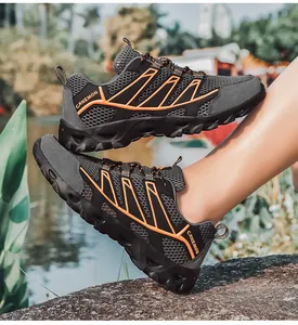 Primer plano de zapatos de vadeo transpirables con detalles naranjas y suela robusta