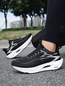 Seitenansicht der leichten Carbon-Laufschuhe mit einer dicken weißen Dämpfungssohle