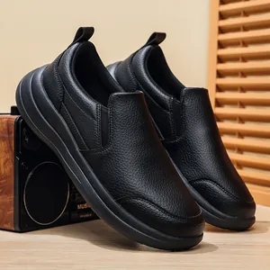 Rutschfeste schwarze Herren-Leder-Slipper mit dicker Sohle, ideal für Arbeit und Freizeit.
