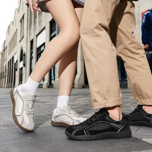 Zapatillas casuales barefoot para parejas con punta ancha y acabado en cuero en la ciudad