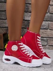 Sneaker platform rosse alte in tela con suola ammortizzata e dettagli in lacci bianchi
