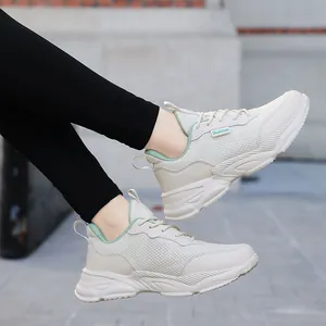 Sneaker beige in rete traspirante per donna con suola spessa e design stringato