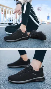 Détail de baskets en maille noire respirante pour hommes avec semelle souple
