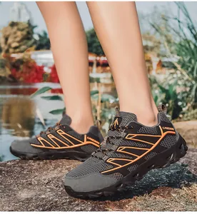 Detalle de zapatos de agua de malla gris y naranja transpirable para senderismo