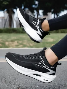Nahaufnahme von schwarzen Carbon-Laufschuhen mit atmungsaktivem Mesh und dicker Sohle