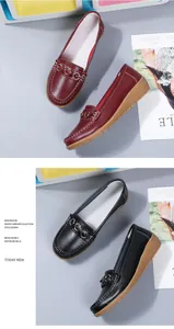 Detailweergave van stijlvolle dames loafers met sleehak in rood en zwart leer