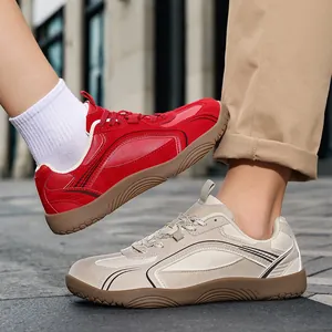 Elegantes zapatillas barefoot rojas y beige con puntera ancha para parejas en la calle
