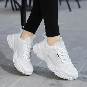 Sneaker platform in mesh bianco traspirante con lacci e suola spessa per donna