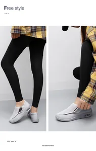 Gros plan sur les chaussures de marche en maille respirante pour femmes avec bride velcro.
