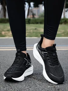 Seitenansicht der leichten schwarzen Carbon-Laufschuhe mit gedämpfter weißer Sohle