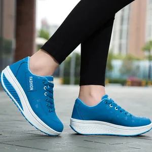 Zapatos con suela de balancín azules para mujer, suela gruesa y cierre de cordones.