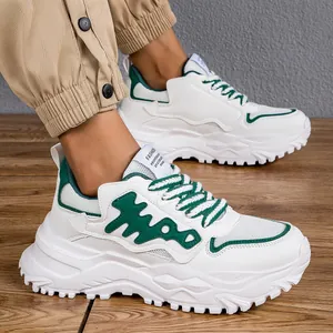 Dettaglio laterale di sneakers chunky bianche e verdi da uomo con suole spesse