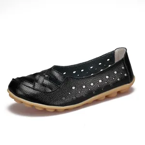 Bequeme schwarze Slipper für Damen mit Lochmuster und strapazierfähiger Gummisohle