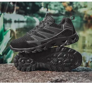 Detalle del empeine de malla transpirable y suela antideslizante robusta de zapatillas de trekking