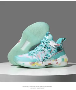 Detailansicht der minzgrünen Basketballschuhe mit durchscheinender gesprenkelter Sohle