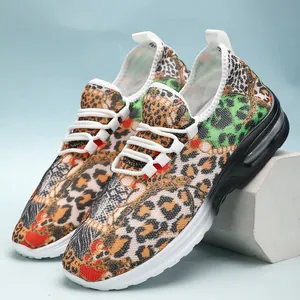 Vue détaillée de baskets respirantes à motif léopard avec semelle amortie et lacets
