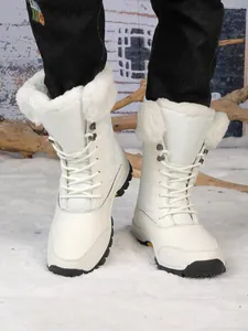 Détail de bottes de neige blanches montantes avec doublure chaude en fausse fourrure