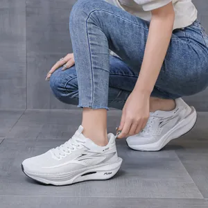 Nahaufnahme der leichten weißen Carbon-Laufschuhe, getragen von einem Sportmodell
