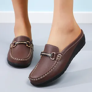 Mules en cuir marron pour femmes avec boucle métallique et semelle compensée élégante