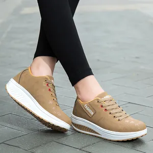 Zapatos de balancín para mujer a la moda con suela de plataforma gruesa en beige