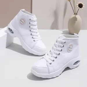 Sneakers alte in tela bianca alla moda con comode suole spesse platform da donna