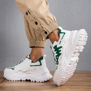 Sneaker spesse da uomo in bianco e verde con suole a lisca di pesce per un look casual